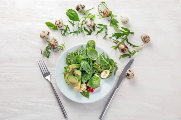 白い木製のテーブルに美味しいアボカド サラダ プレート — ストック写真