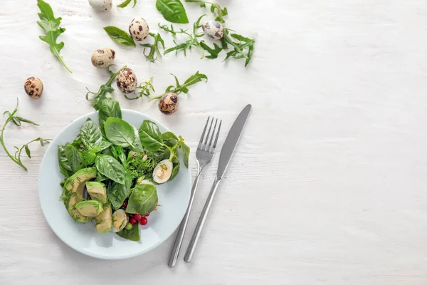 白い木製のテーブルに美味しいアボカド サラダ プレート — ストック写真