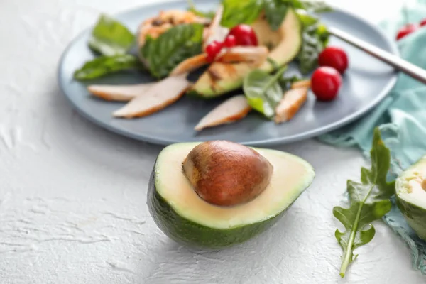 Half Ripe Avocado Plate Salad Table — Stock Photo, Image