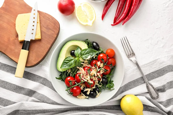 Composizione Con Gustosa Insalata Verdure Sul Tavolo — Foto Stock