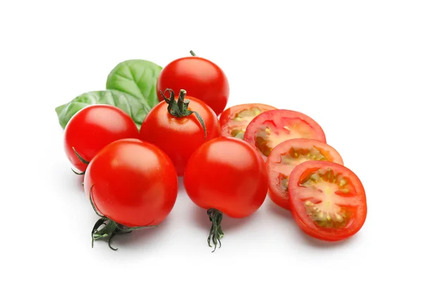Frische Reife Tomaten Mit Basilikumblättern Auf Weißem Hintergrund — Stockfoto