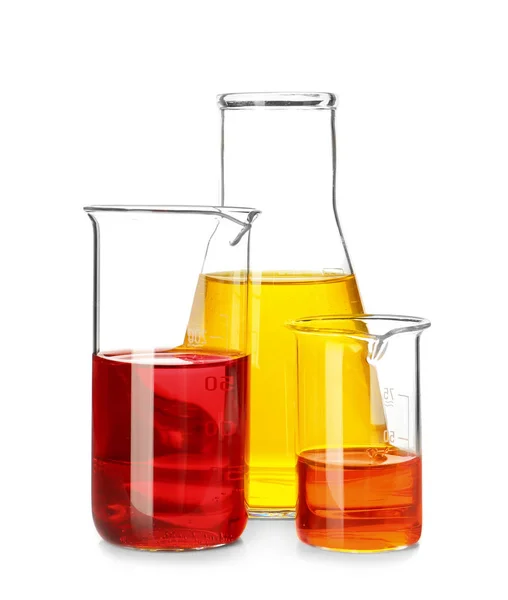 Vidros Laboratório Com Líquidos Coloridos Sobre Fundo Branco — Fotografia de Stock
