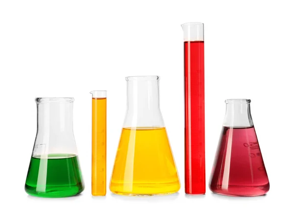 Wyroby Laboratoryjne Szklane Kolorowymi Płynami Białym Tle — Zdjęcie stockowe