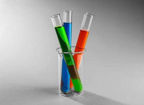 Provette Con Liquidi Colorati Bicchiere Vetro Fondo Chiaro — Foto Stock