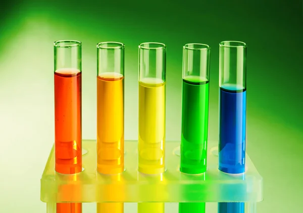 Test Tüpleri Ile Tutucu Işık Arka Plan Üzerinde Renkli Sıvı — Stok fotoğraf