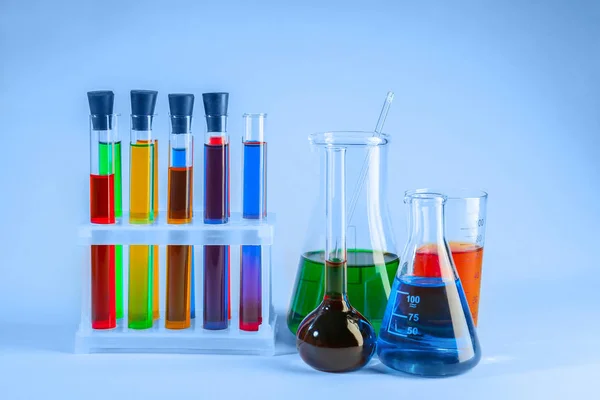 Vetreria Laboratorio Con Diversi Liquidi Fondo Chiaro — Foto Stock