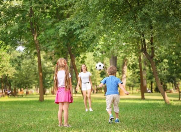 Familia Feliz Jugando Fútbol Parque Día Verano — Foto de Stock