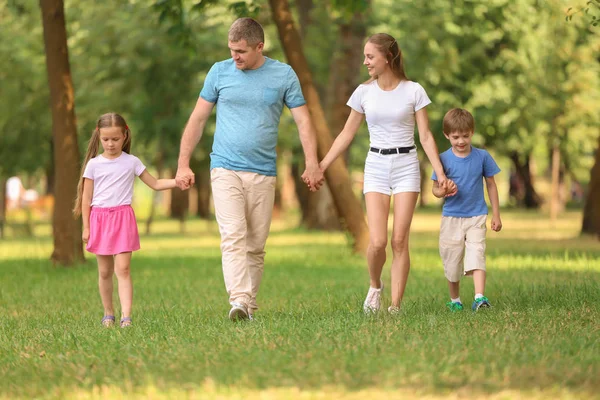 Familia Feliz Caminando Juntos Parque Verde —  Fotos de Stock