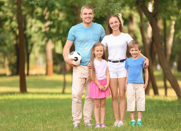 Famiglia Felice Che Riposa Nel Parco — Foto Stock