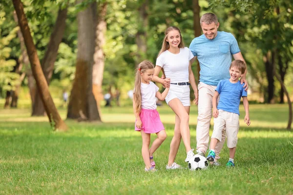 Felice Famiglia Che Gioca Calcio Nel Parco Nella Giornata Estiva — Foto Stock