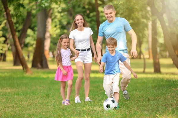 Felice Famiglia Che Gioca Calcio Nel Parco Nella Giornata Estiva — Foto Stock