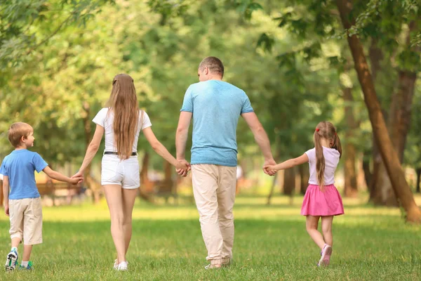 Šťastná Rodina Společně Chodit Zeleném Parku — Stock fotografie