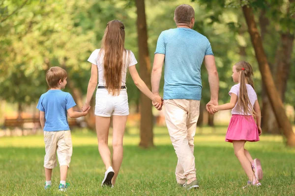 快乐的家庭一起走在绿色公园 — 图库照片