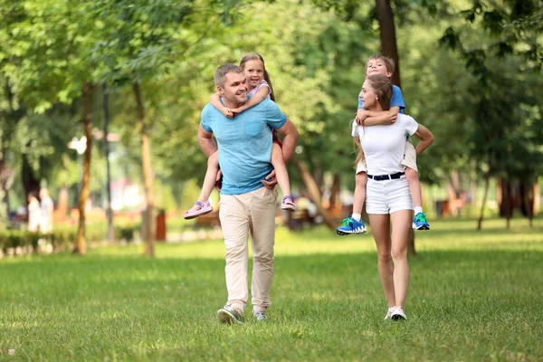 Familia Feliz Caminando Juntos Parque Verde — Foto de Stock