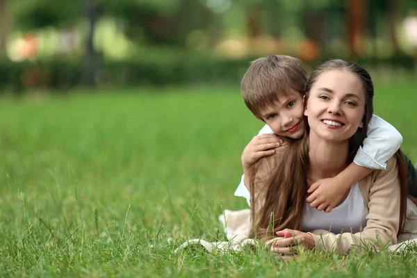 Felice Madre Figlio Riposano Sul Plaid Nel Parco Verde — Foto Stock