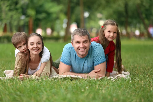 Felice Famiglia Che Riposa Sul Plaid Nel Parco — Foto Stock