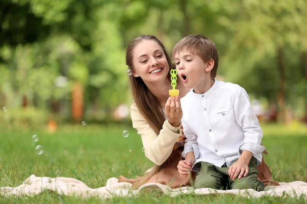Счастливые Мать Сын Раздувают Мыльные Пузыри Парке — стоковое фото