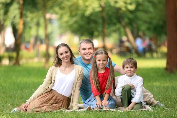 Felice Famiglia Che Riposa Sul Plaid Nel Parco — Foto Stock