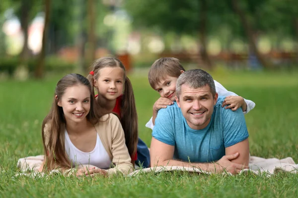 Szczęśliwa Rodzina Spoczywa Kratę Parku — Zdjęcie stockowe