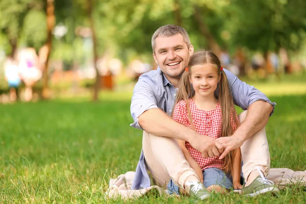 Happy Father Daughter Resting Plaid Green Park — Stock Photo, Image