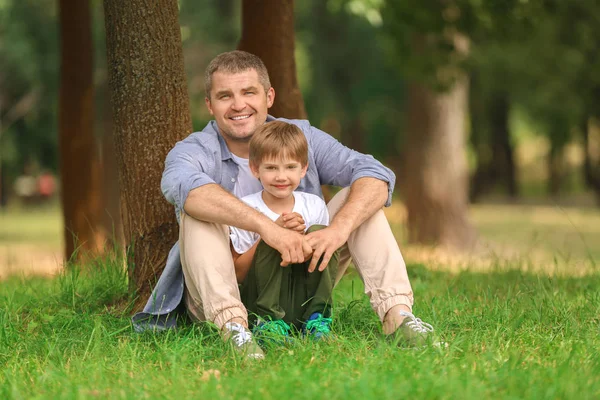 Šťastný Otec Synem Zeleném Parku — Stock fotografie