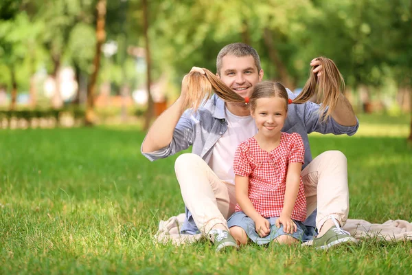 Happy Father Daughter Resting Plaid Green Park — Stock Photo, Image