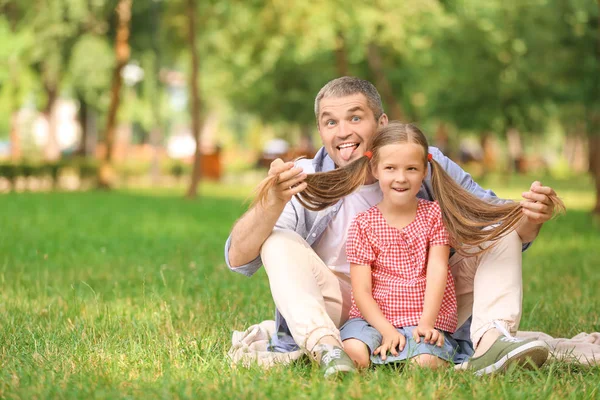 Feliz Padre Hija Descansando Sobre Cuadros Parque Verde — Foto de Stock