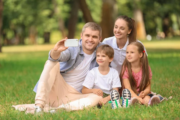 Szczęśliwa Rodzina Biorąc Selfie Parku — Zdjęcie stockowe