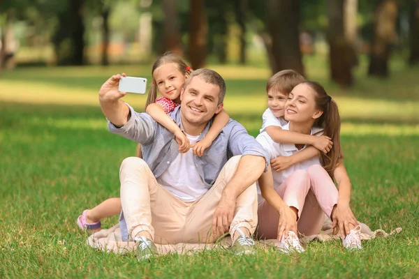 Szczęśliwa Rodzina Biorąc Selfie Parku — Zdjęcie stockowe