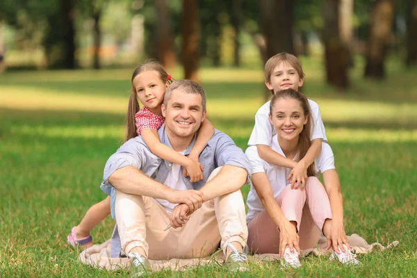 Familia Feliz Descansando Sobre Cuadros Parque — Foto de Stock