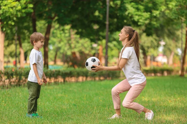 Felice Madre Figlio Giocare Calcio Nel Parco Giorno Estate — Foto Stock