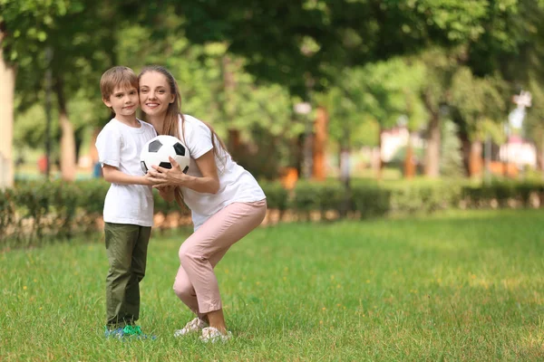 Feliz Madre Hijo Parque Día Verano — Foto de Stock