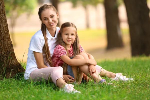 Happy Mother Daughter Resting Green Park — Stock Photo, Image