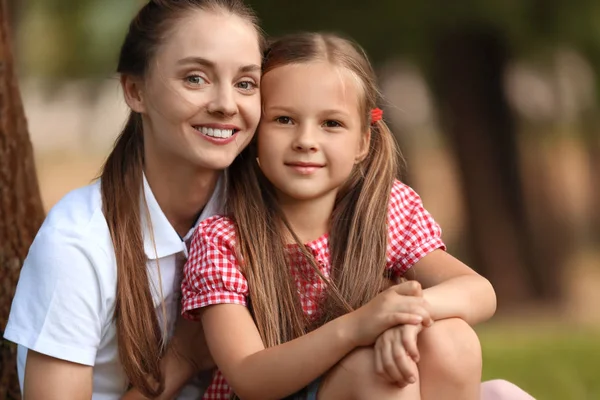 Happy Mother Daughter Resting Park — Stock Photo, Image