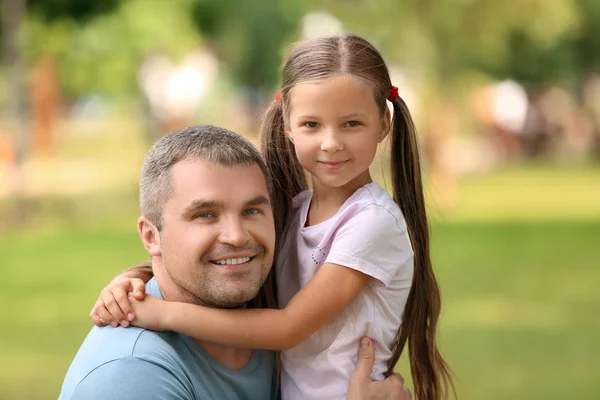 Счастливые Отец Дочь Зеленом Парке — стоковое фото