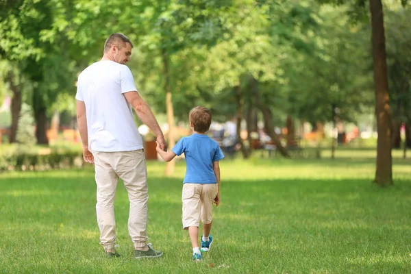 Feliz Padre Hijo Parque Verde —  Fotos de Stock