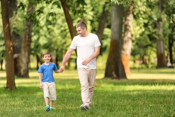 Heureux Père Fils Dans Parc Vert — Photo