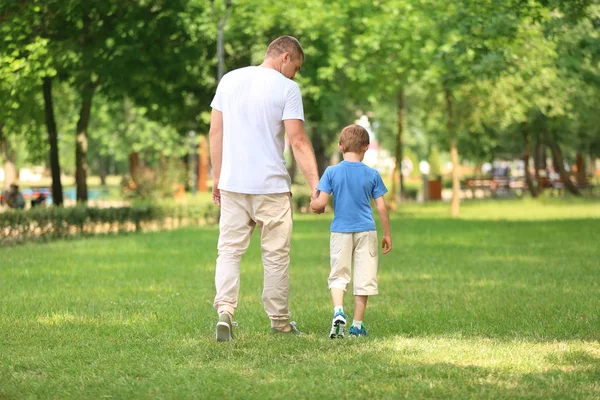 Feliz Padre Hijo Parque Verde —  Fotos de Stock