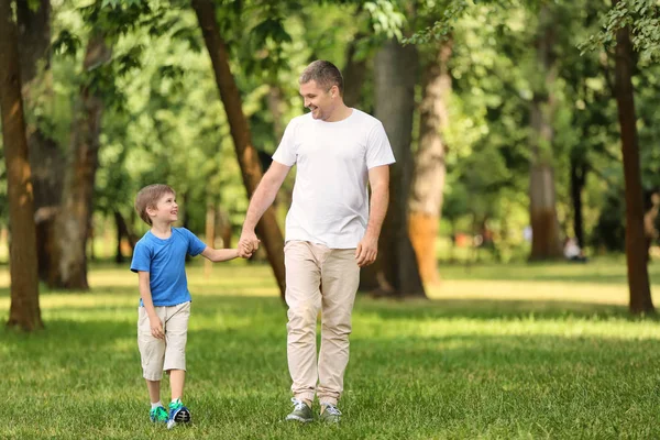 快乐的父亲和儿子在绿色公园 — 图库照片