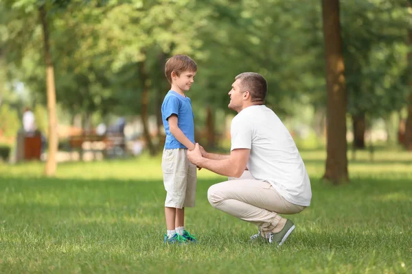 Buon Padre Figlio Nel Parco Verde — Foto Stock