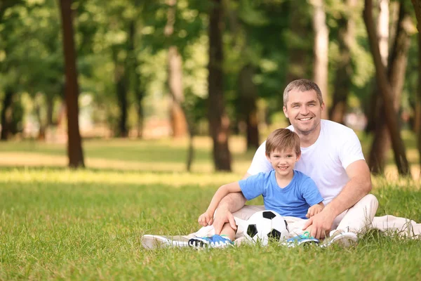 Šťastný Otec Synem Přehoz Zeleném Parku — Stock fotografie