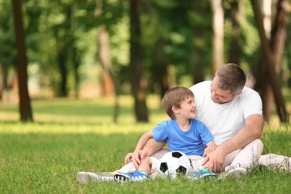 Buon Padre Con Figlio Che Riposa Sul Plaid Nel Parco — Foto Stock