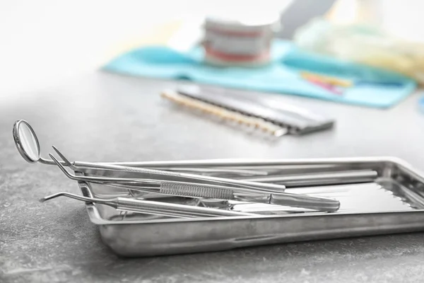 Tablett Mit Zahnarztutensilien Auf Grauem Tisch — Stockfoto