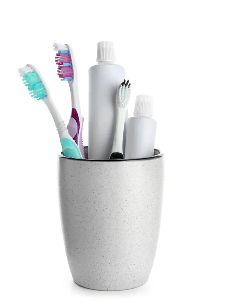 Copo Com Escovas Dentes Colar Fundo Branco — Fotografia de Stock