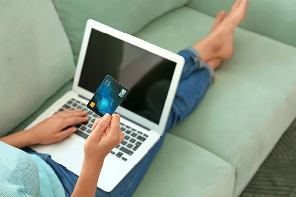 Young Woman Shopping Online Credit Card Laptop Home — Stock Photo, Image