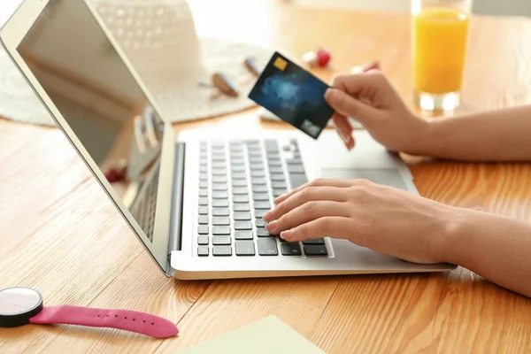 Junge Frau Kauft Online Mit Kreditkarte Und Laptop Holztisch Ein — Stockfoto