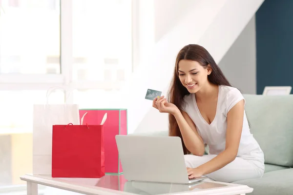 Jovem Mulher Compras Line Com Cartão Crédito Laptop Casa — Fotografia de Stock