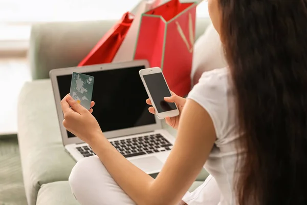 Jonge Vrouw Online Winkelen Thuis — Stockfoto