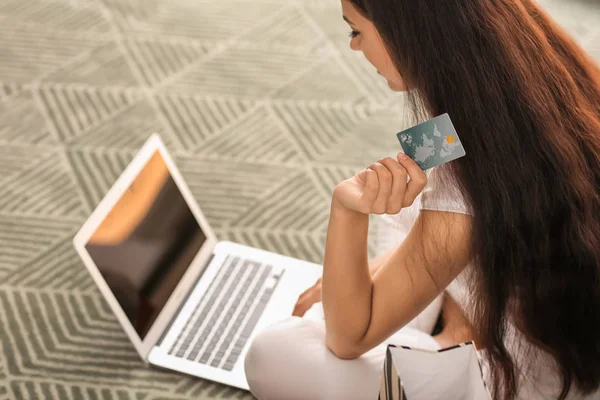 Молода Жінка Купує Онлайн Кредитною Карткою Ноутбуком Вдома — стокове фото