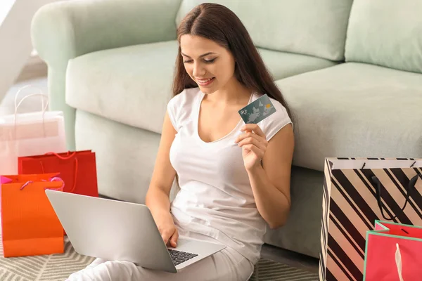 Jonge Vrouw Online Winkelen Met Creditcard Laptop Thuis — Stockfoto